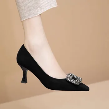 Женская обувь Свадебные туфли-лодочки для невесты 2024 года, роскошные атласные туфли со стразами, с острым носком на толстом каблуке, шелковое платье, обувь для новобрачных с закрытым носком