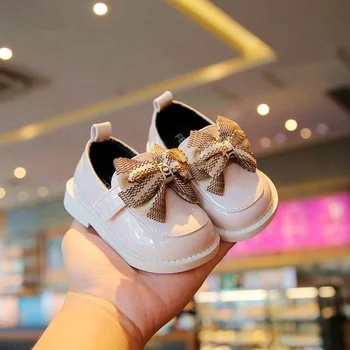 Новая обувь принцессы для маленьких девочек, нескользящая кожаная обувь на плоской мягкой подошве, резиновая кроватка, прелестный узелок-бабочка для младенцев